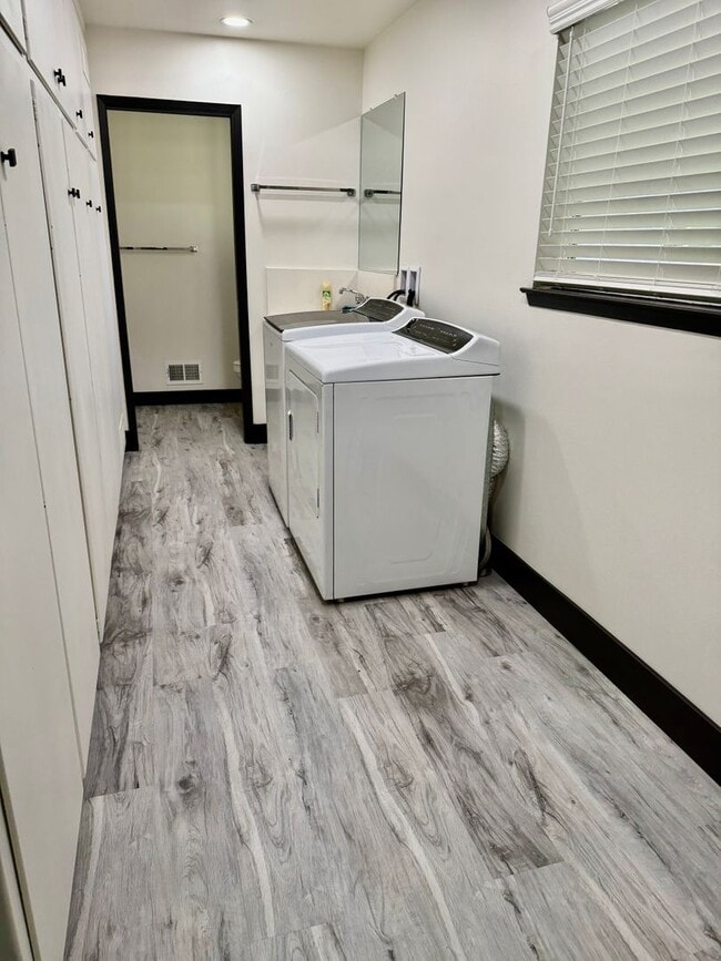 Building Photo - Beautiful remodeled home
