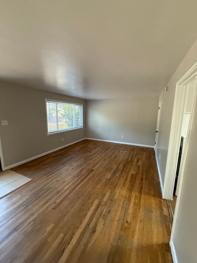 Building Photo - 433 Glen View Ct