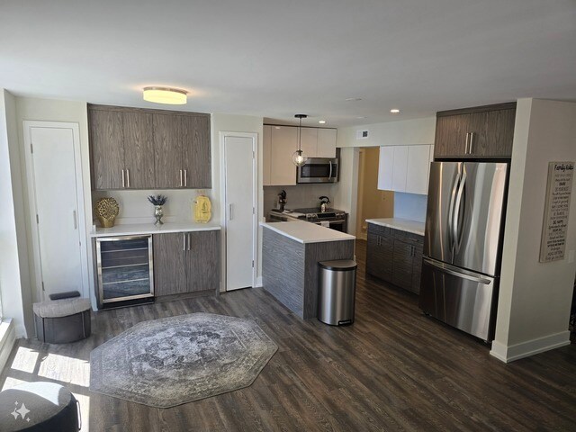 Building Photo - 227 E Walton Pl