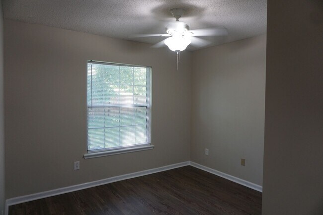 Building Photo - 4 Bedroom 2 Bathroom Home with Garage