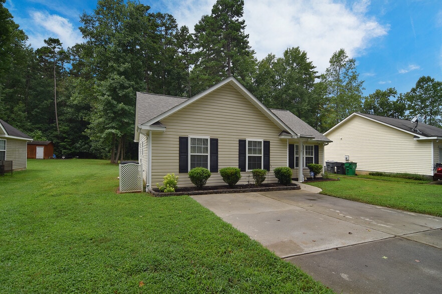 Side Lawn Front - 6825 Sullins Rd