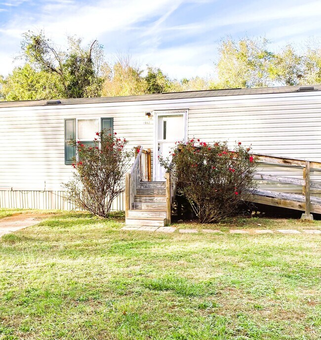 Building Photo - 1062 Nash Mill Rd