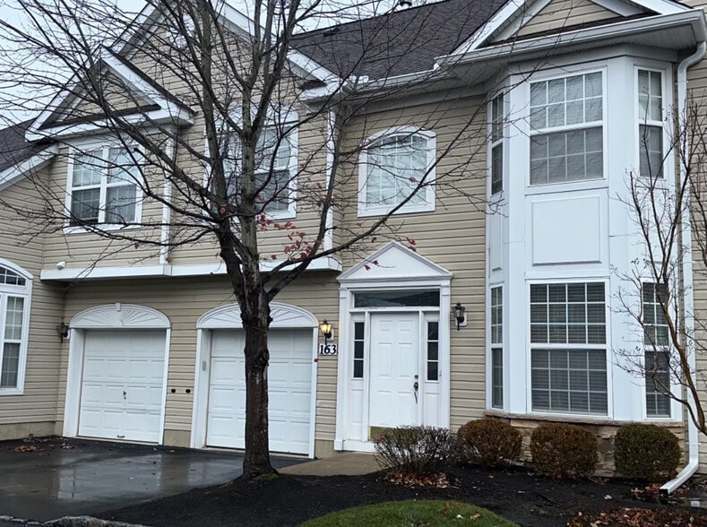 Primary Photo - 163 Shinnecock Dr