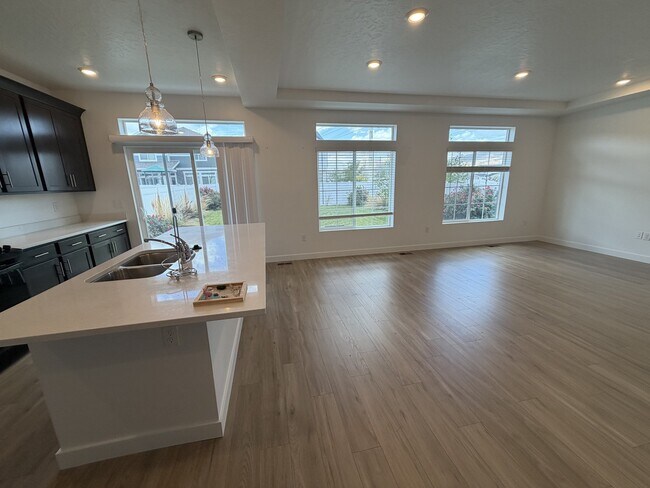 Building Photo - 4090 W Red Clover Dr