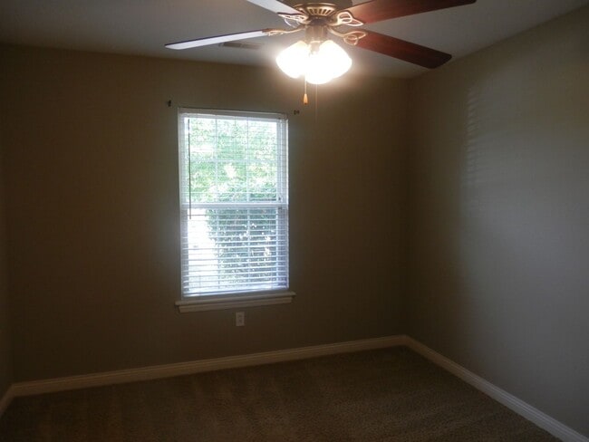 Building Photo - Nice 3 Bed 2 Bath House!