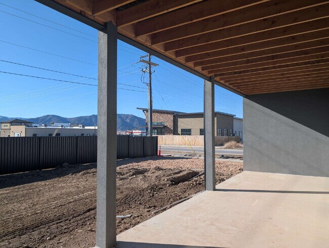Building Photo - Quality 3 Bedroom 2 Bath