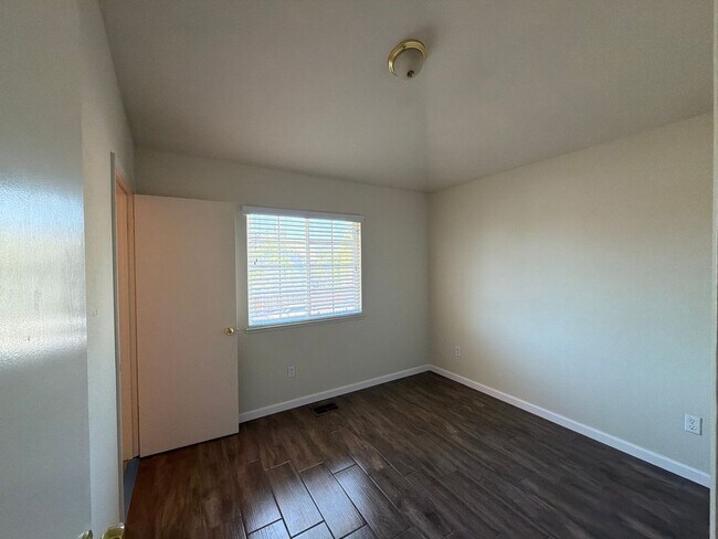 Building Photo - GREAT CORNER LOCATION IN CENTRAL BRENTWOOD