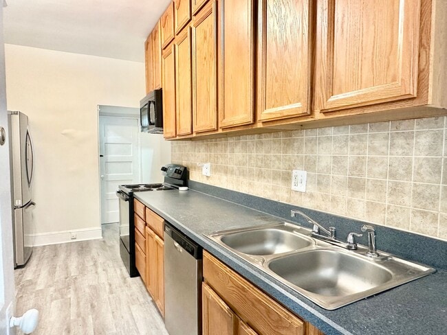 Building Photo - 4 Bed + 2 Bath - Pets Welcome! Parking!