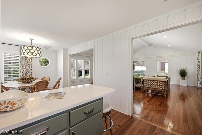 Building Photo - 92 10th Ave S