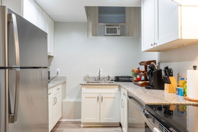 Building Photo - 1601 W Cary St