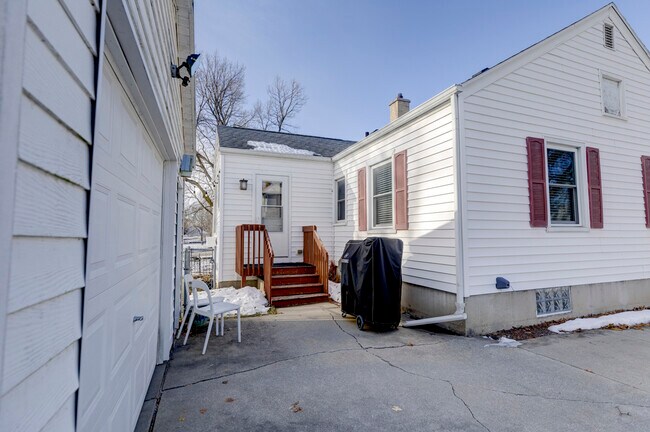 Building Photo - 3621 Dennett Dr