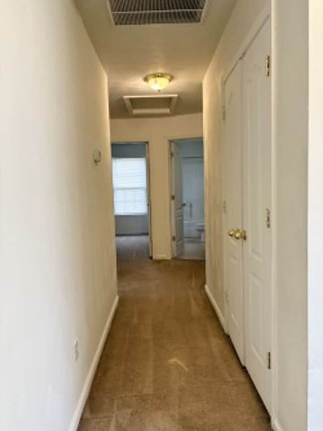 Building Photo - Huntersville