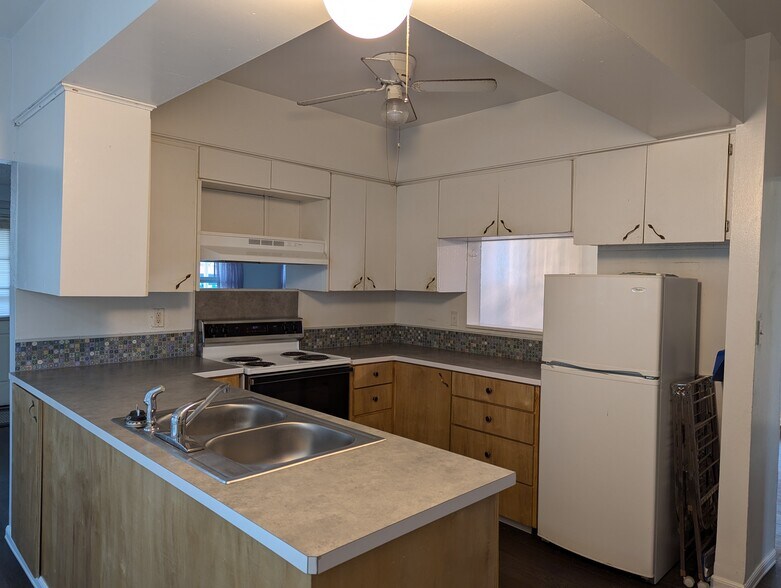 Kitchen with ceiling fan - 9505 E Broadway Ave