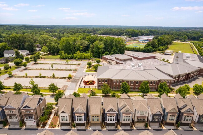 Building Photo - 1032 Moorewood Ln S E