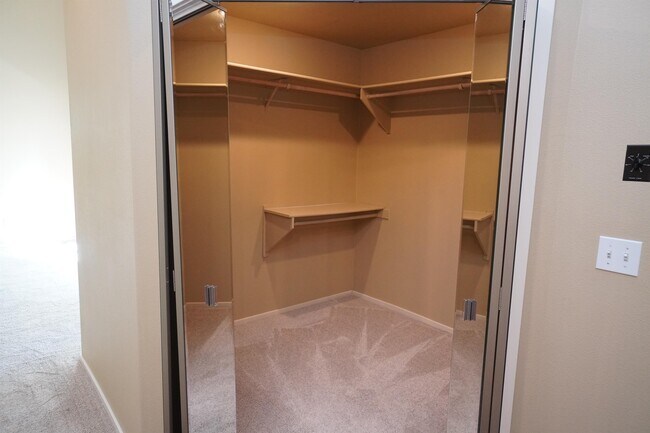 Building Photo - 1394 E Holly St