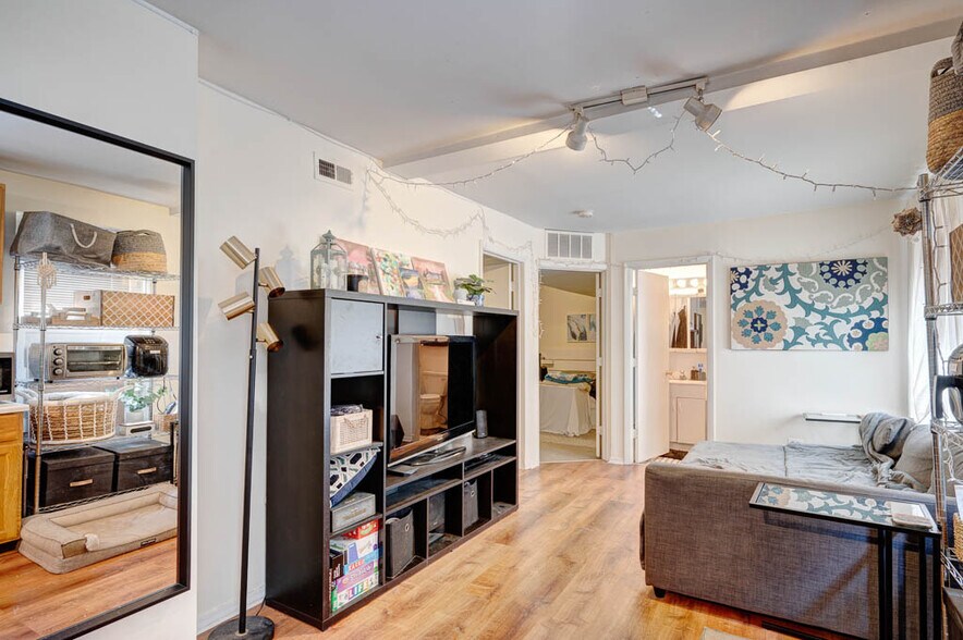 Building Photo - 1627 N Winchester Ave