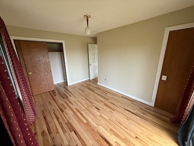 Building Photo - Charming Single Family Home in Brookfield - FIRST MONTH RENT HALF OFF!