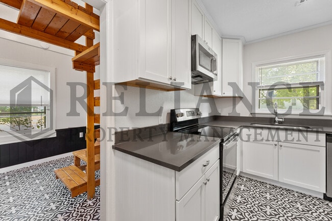 Building Photo - 653 Harding St