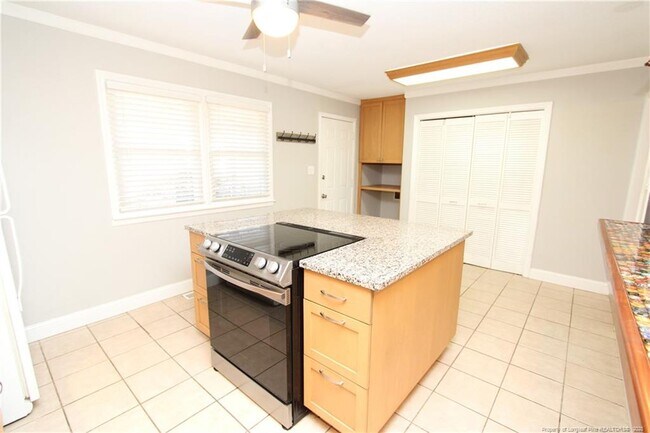 Building Photo - 819 James St