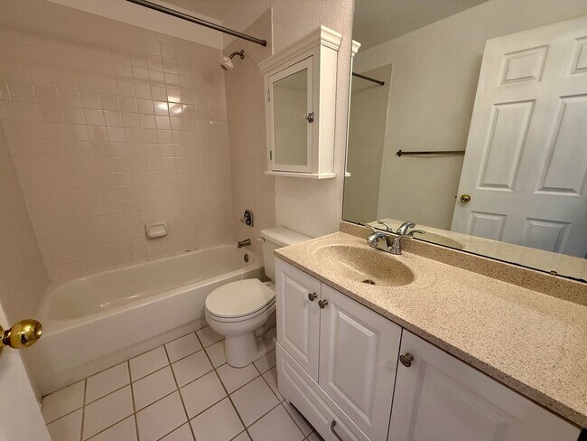 Building Photo - 537 Canyon View Dr