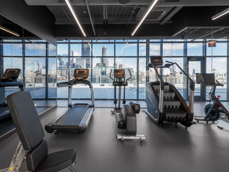 Building Photo - 818 W Van Buren St