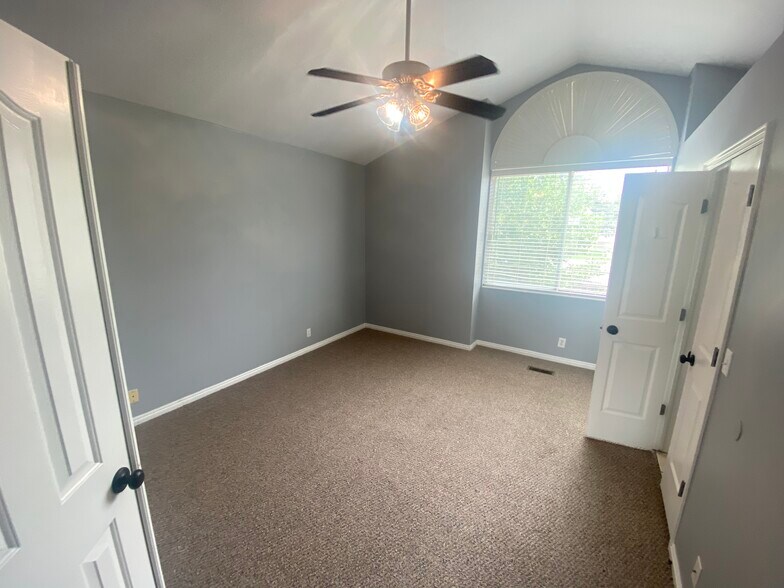 Building Photo - 987 E Blue Heron Way