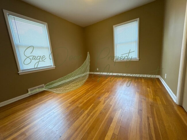 Building Photo - INDEPENDENCE DUPLEX!!!