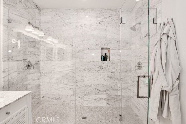 Building Photo - 44 Anjou