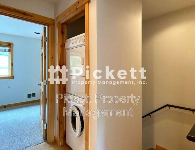 Building Photo - 4673 NW Walgren Dr