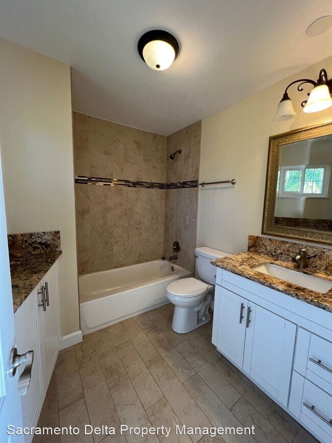 Building Photo - 5 br, 3 bath House - 1901 Walnut Ave - 105...