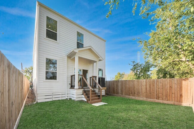 Building Photo - 3508 Omega St