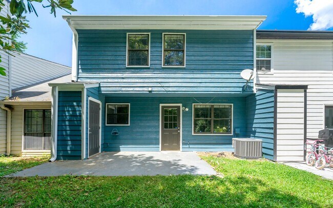 Building Photo - Renovated Modern 2BR Townhome in Prime Kennesaw Location