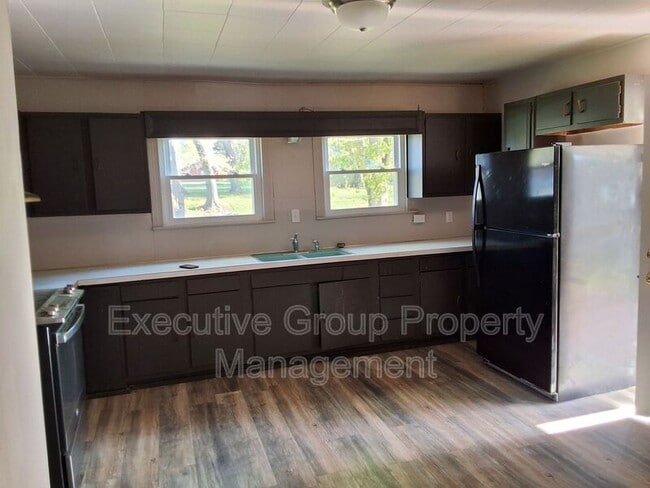 Building Photo - 746 W Elm Rd