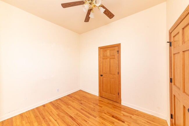 Building Photo - 3 bedroom in Chicago IL 60608