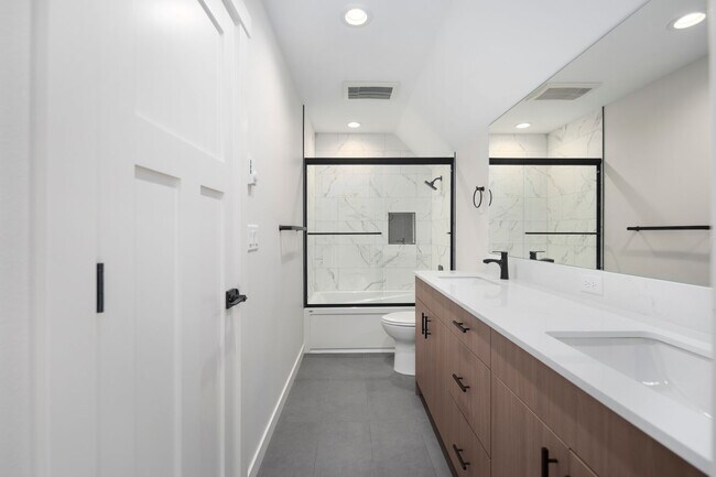 Building Photo - $2595 3 bedroom/2 1/2 bath Clearwood New Construction, Custom Chalet-style Home In Yelm.