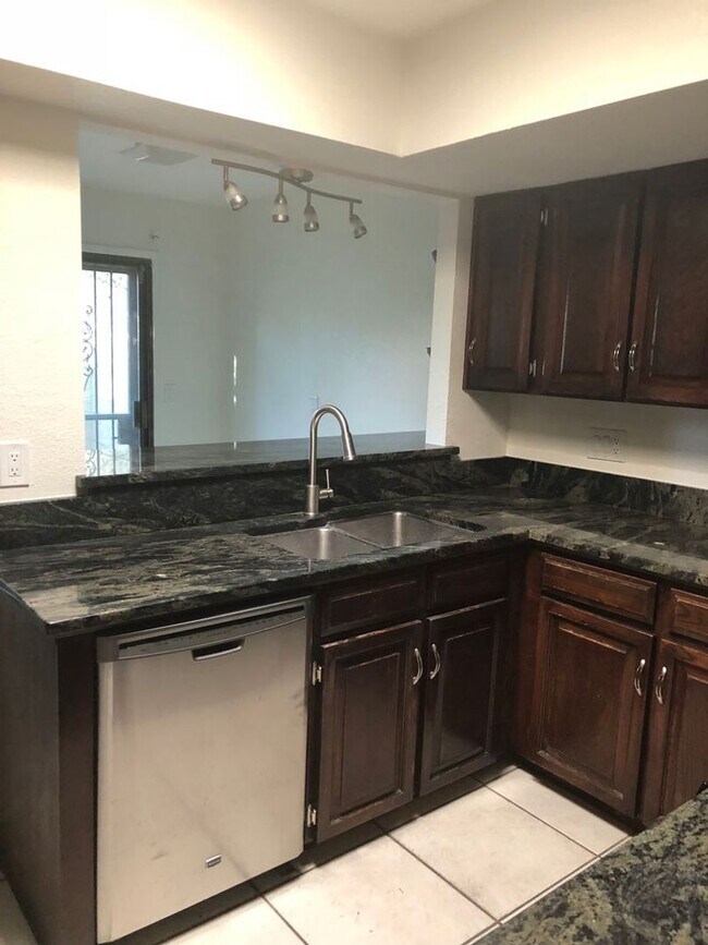 Building Photo - 7725 E Golf Links Rd