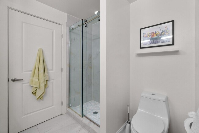 Building Photo - 2 Bed 2 Bath - Mount Vernon Condo - Garage Parking Space Included