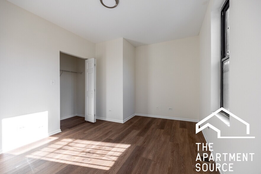 Building Photo - 1260 N Greenview Ave