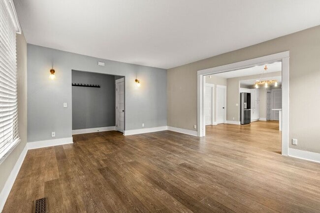 Building Photo - 5530 N Haight Ave