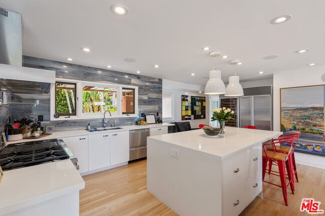 Building Photo - 7122 Dume Dr