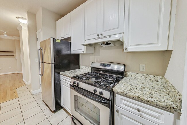 Building Photo - 1st floor 2BD/2BA with 2 Garage Parking Sp...