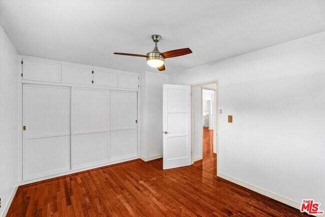 Building Photo - 520 N Beachwood Dr