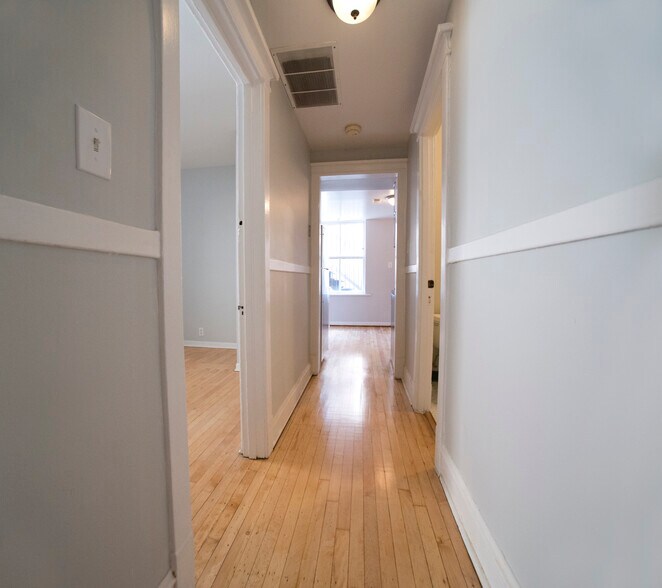 Building Photo - 3921 N Lincoln Ave