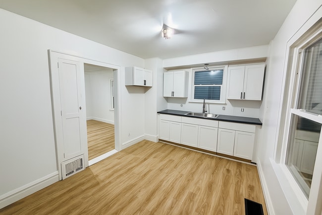 Building Photo - Remodeled 2 Bedroom - AVAILABLE 08/07/2026