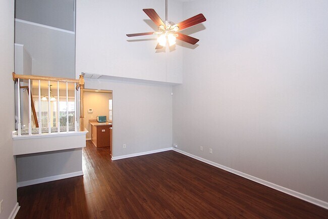 Building Photo - Great End Unit Townhome - FIRST MONTH'S RE...
