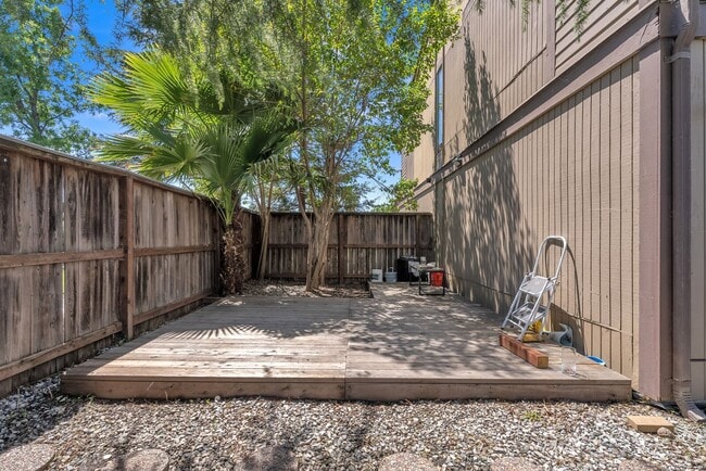 Building Photo - 362 Tabor Ave