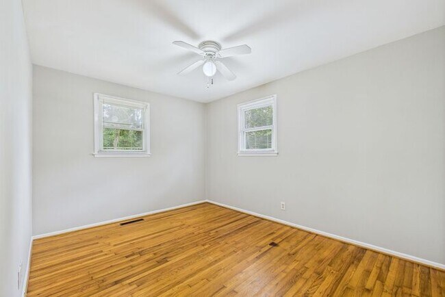 Building Photo - NW Brick Home in the Desirable Guilford Hi...