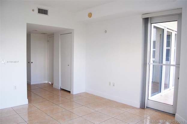 Building Photo - 20000 E Country Club Dr