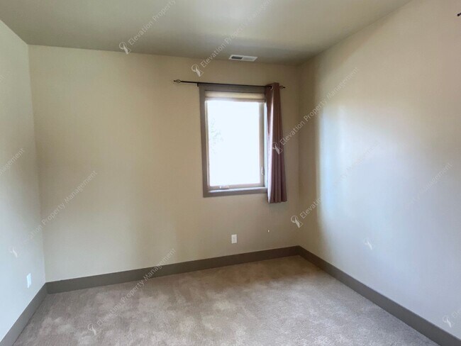 Building Photo - Designer-Finished Townhome Near COCC & NWX