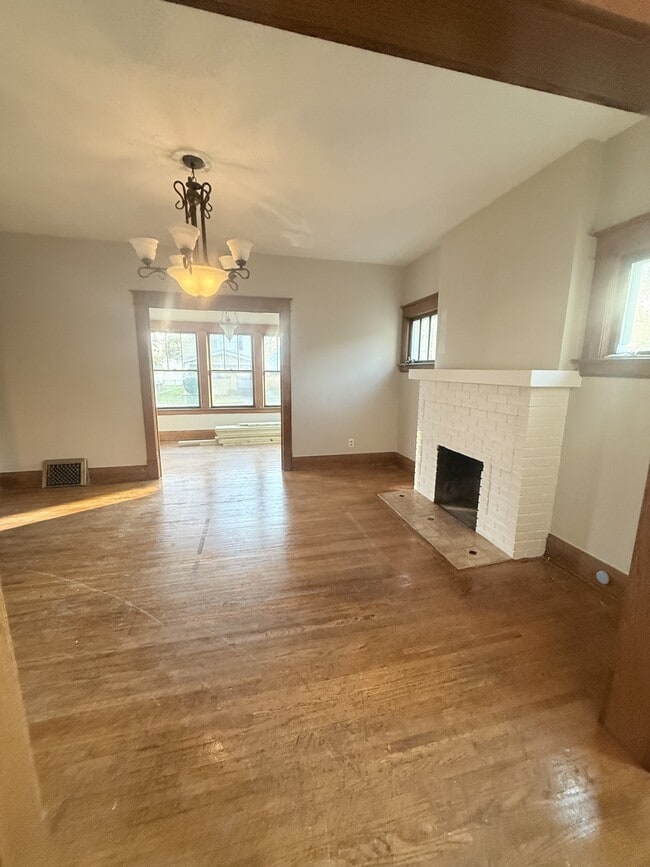 Building Photo - 2216 Weston Ave